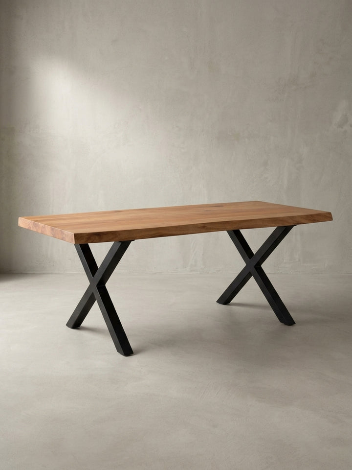 Seitenansicht des Sofatisches, die die schlanke Silhouette des schwarzen Metallgestells in Kontrast zur dicken Holzplatte hervorhebt._