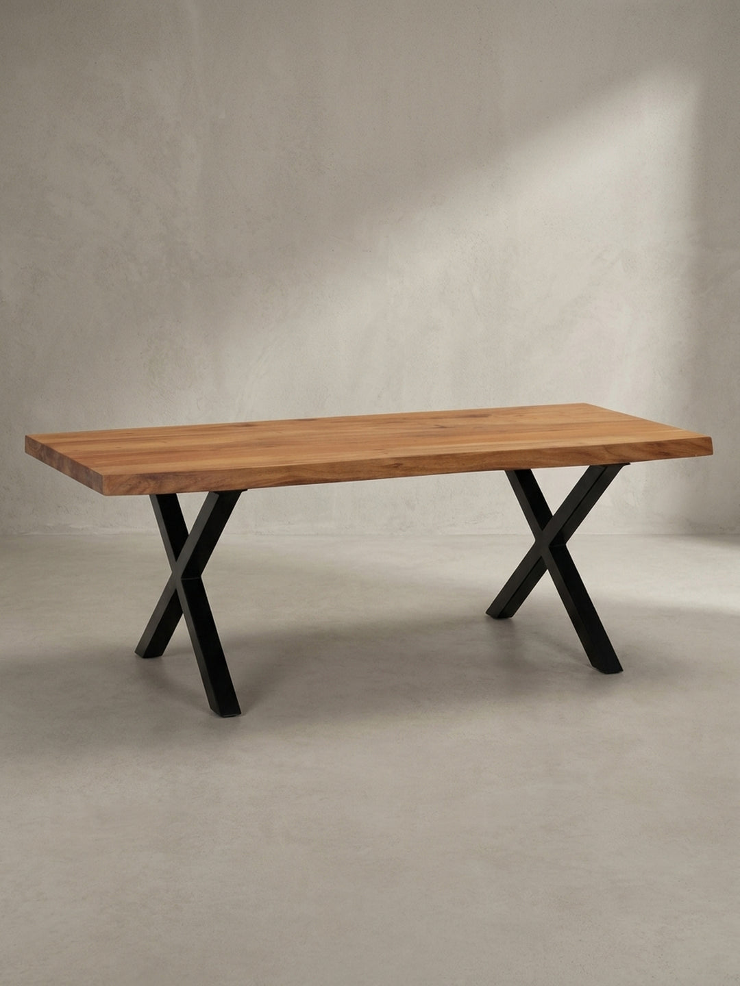 Gesamtansicht des Kaffeetisches aus Massivholz und Metall, ein robustes Möbelstück im Industrial-Stil für das moderne Wohnzimmer._