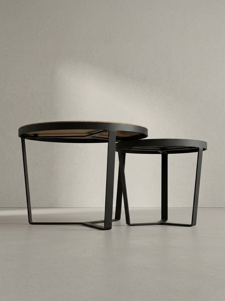 Das Design des 2er-Set Couchtischs verbindet natürliche Akazie mit industriellem Metall und moderner Steinoptik für einen vielseitigen Look._