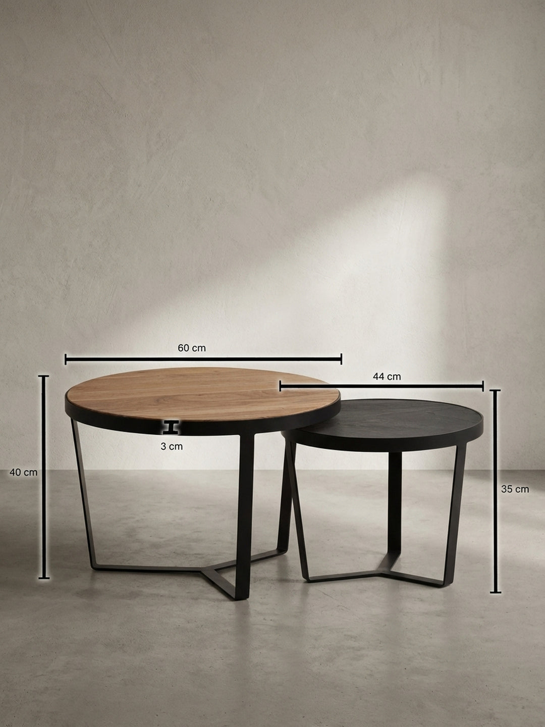 Der Couchtisch hat einen Durchmesser von 60cm und eine Höhe von 40cm, der kleinere Beistelltisch misst 44cm x 35cm, wie die Maßskizze zeigt._