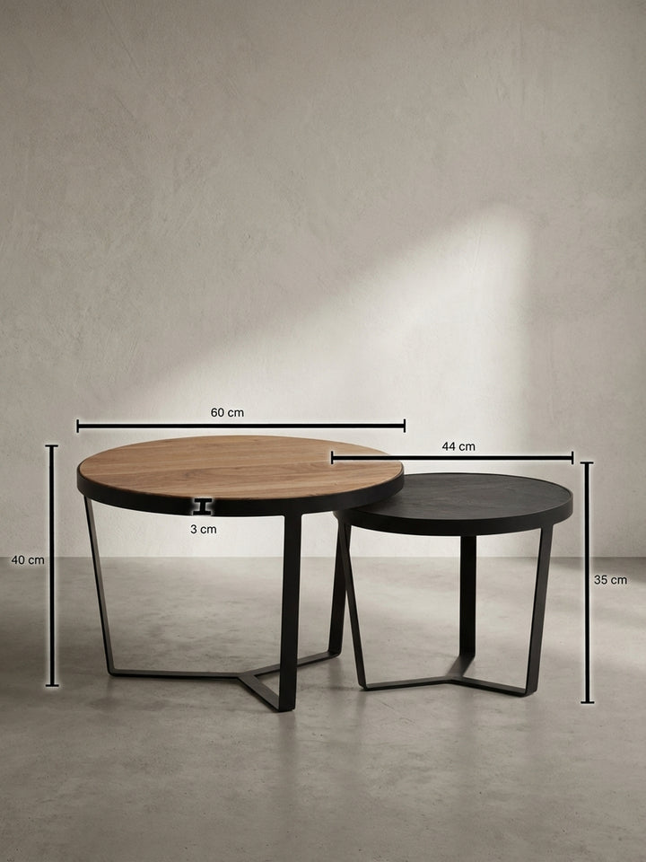 Der Couchtisch hat einen Durchmesser von 60cm und eine Höhe von 40cm, der kleinere Beistelltisch misst 44cm x 35cm, wie die Maßskizze zeigt._