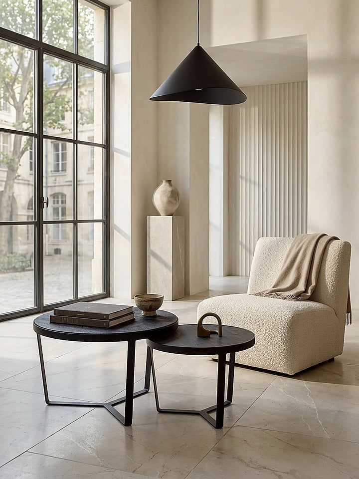 Sofatisch Set aus dunklem Holz fügt sich harmonisch in ein Arrangement mit einer filigranen Stehlampe und geradliniger Architektur ein_