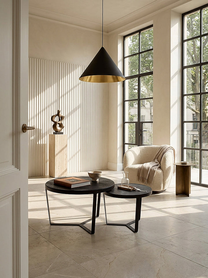 Schwarzer Couchtisch aus Akazienholz und Steinoptik im minimalistischen Wohnzimmer auf elfenbeinfarbenem Teppich vor einer strukturierten Putzwand_