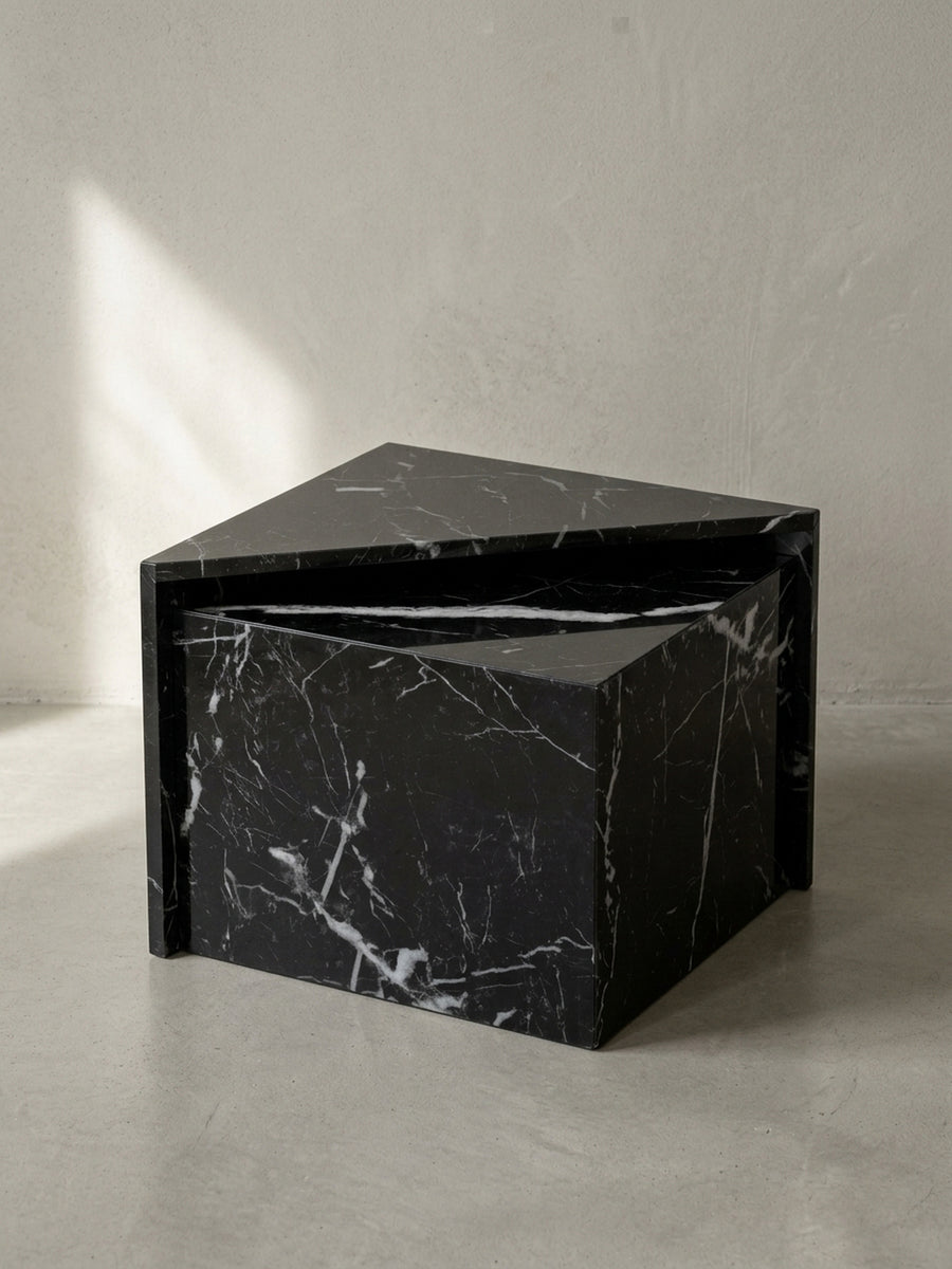 Schwarzer Beistelltisch in dunkler Marmor-Optik aus lackiertem MDF in kubischer Form, frontal präsentiert auf einem neutralen weißen Hintergrund_