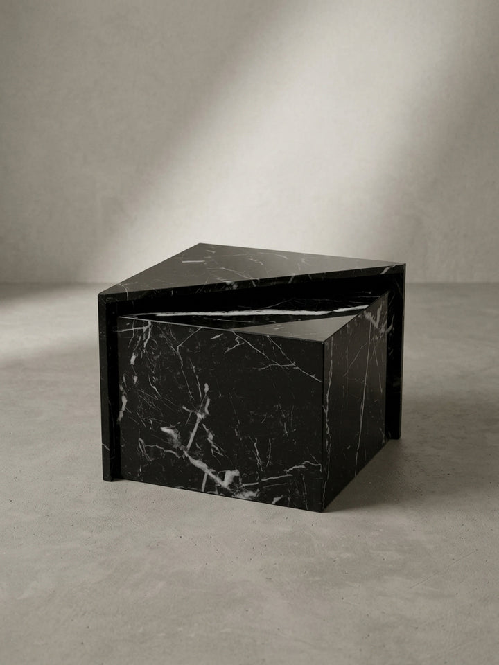 Gesamtübersicht des modernen Couchtisches in edlem Schwarz mit feinem Marmor-Effekt, präsentiert als alleinstehendes geometrisches Objekt vor einer weißen Wand_