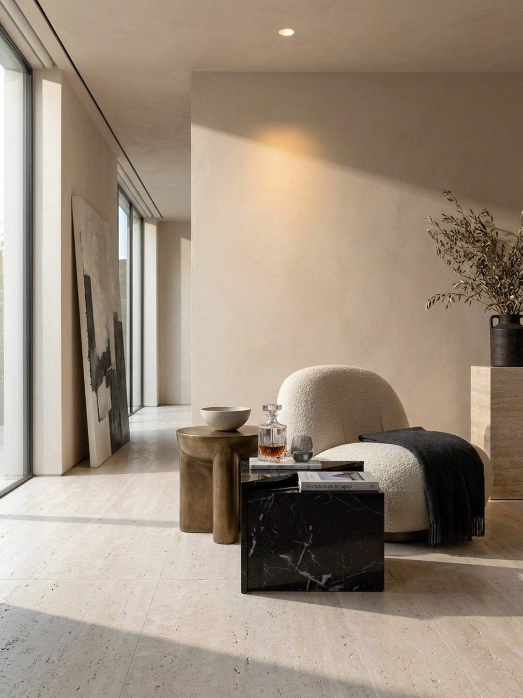 Zweiteiliger ineinanderschiebbarer Couchtisch aus Hochglanz-MDF im kontrastreichen Zusammenspiel mit einem flachen Stoff-Lounge-Sofa in einer großzügigen puristischen Wohnung_