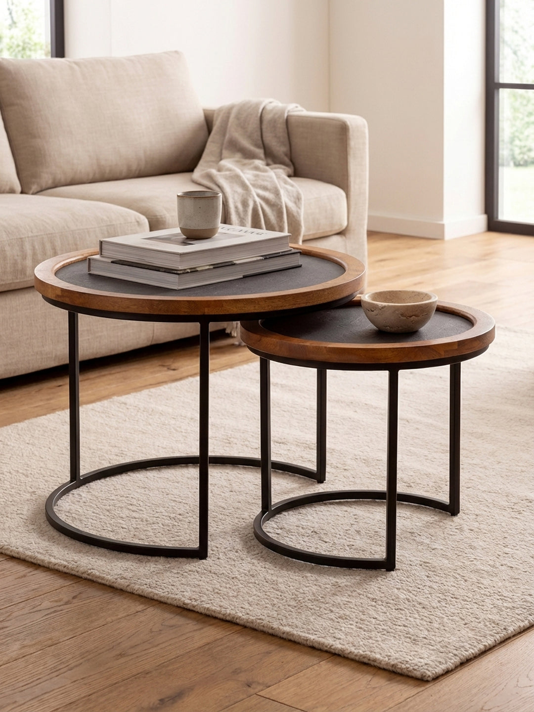Eine schwarze Teekanne und Gläser auf dem Couchtisch-Set aus Massivholz, eine gemütliche Vignette, die die Nutzung im Alltag zeigt._