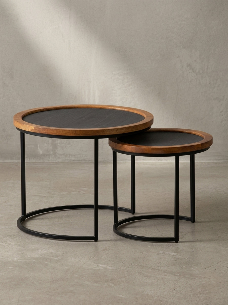 Vorderansicht des zweiteiligen Couchtisch-Sets mit Mangoholzrand und schwarzem Metallgestell, isoliert auf weißem Hintergrund._