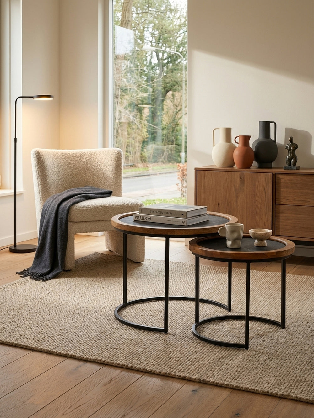 Der zweiteilige Sofatisch aus Holz und Metall neben einem hellblauen Sofa, eine stilvolle Kombination für ein modernes Wohnambiente._