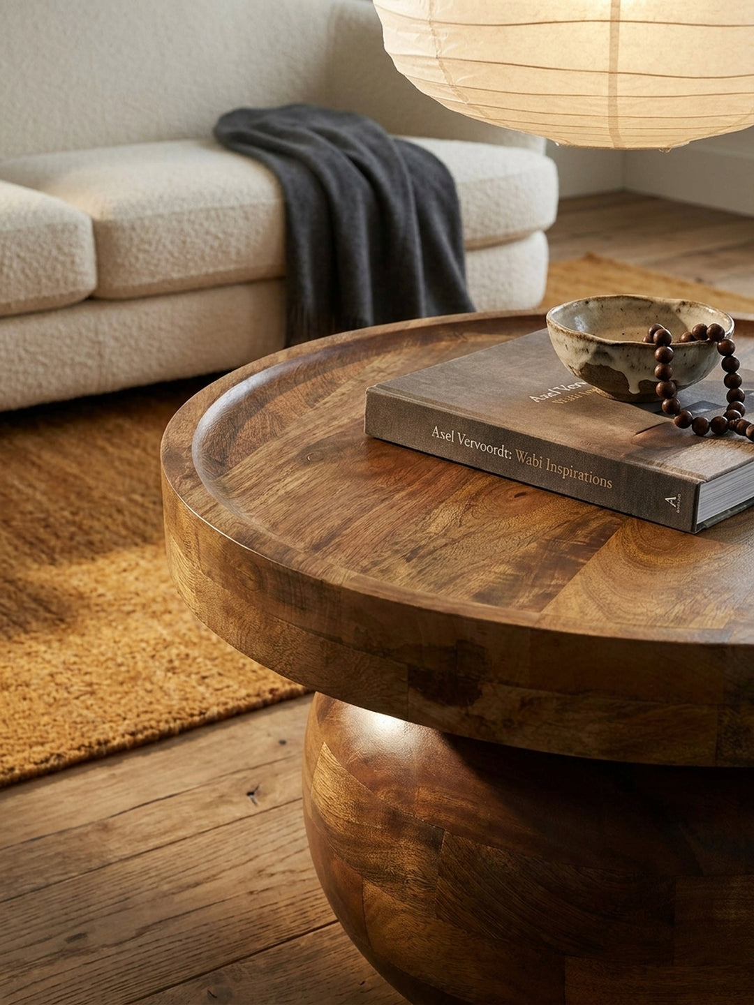 Nahaufnahme der lebendigen Holzmaserung des walnussfarbenen Mango-Couchtisches, die die handwerkliche Qualität des Massivholzes zeigt._