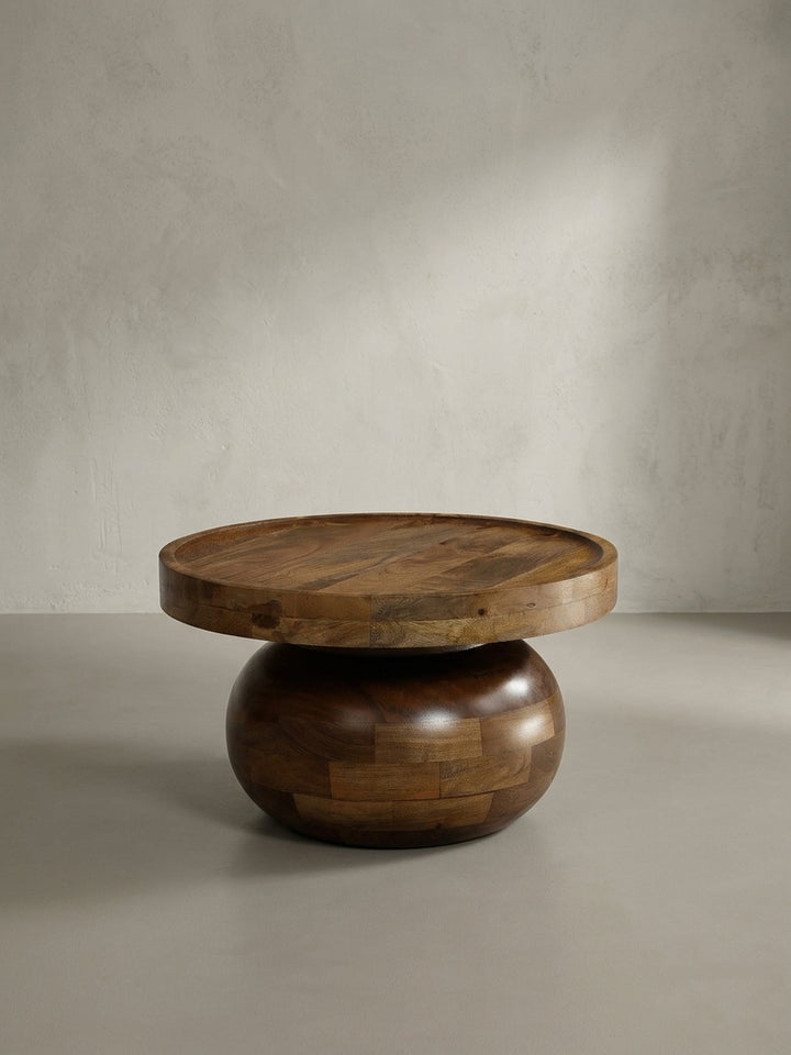 Gesamtansicht des modernen Wohnzimmertisches aus walnussfarbenem Mangoholz, der sein einzigartiges Design auf weißem Hintergrund präsentiert._