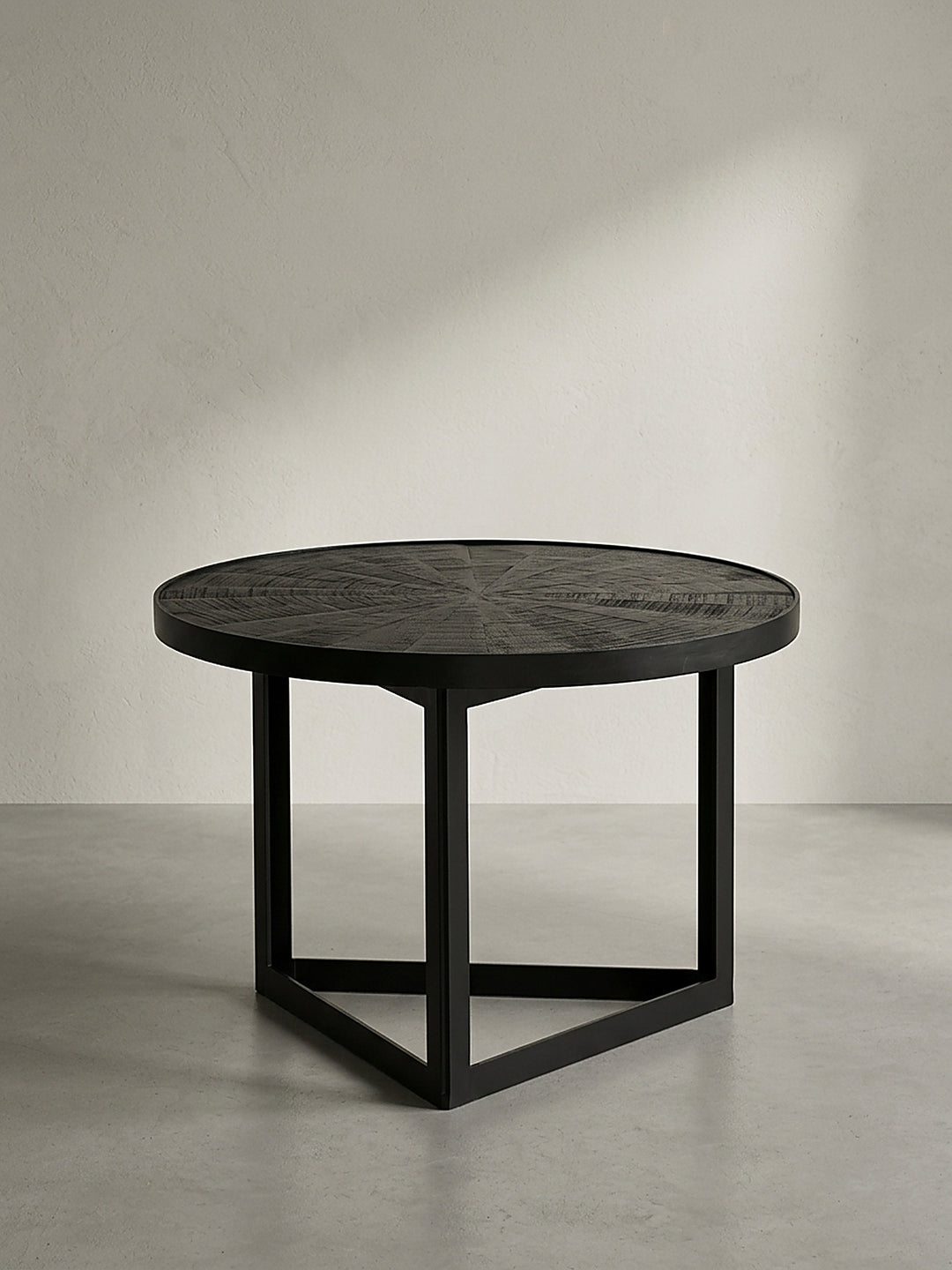 Vorderansicht des schwarzen Couchtisches 58x58x40 cm mit markantem dreieckigem Metallgestell vor neutralem Hintergrund._