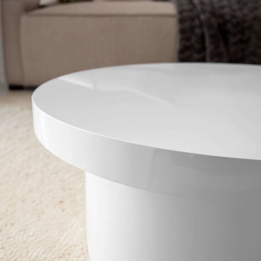 Design-Couchtisch aus MDF in Weiß Hochglanz mit glatter, reflektierender Oberfläche 