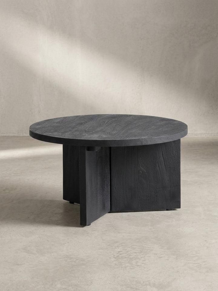 Seitenprofil des 33cm hohen, runden Sofatisches aus schwarzem Holz, ideal für niedrige Lounge-Sofas im modernen oder skandinavischen Stil._
