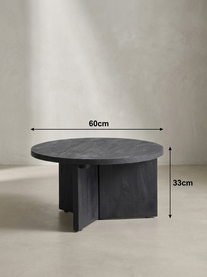 Der runde Couchtisch mit exakten Maßen: 60cm im Durchmesser und eine niedrige Höhe von 33cm, perfekt für moderne Wohnlandschaften._