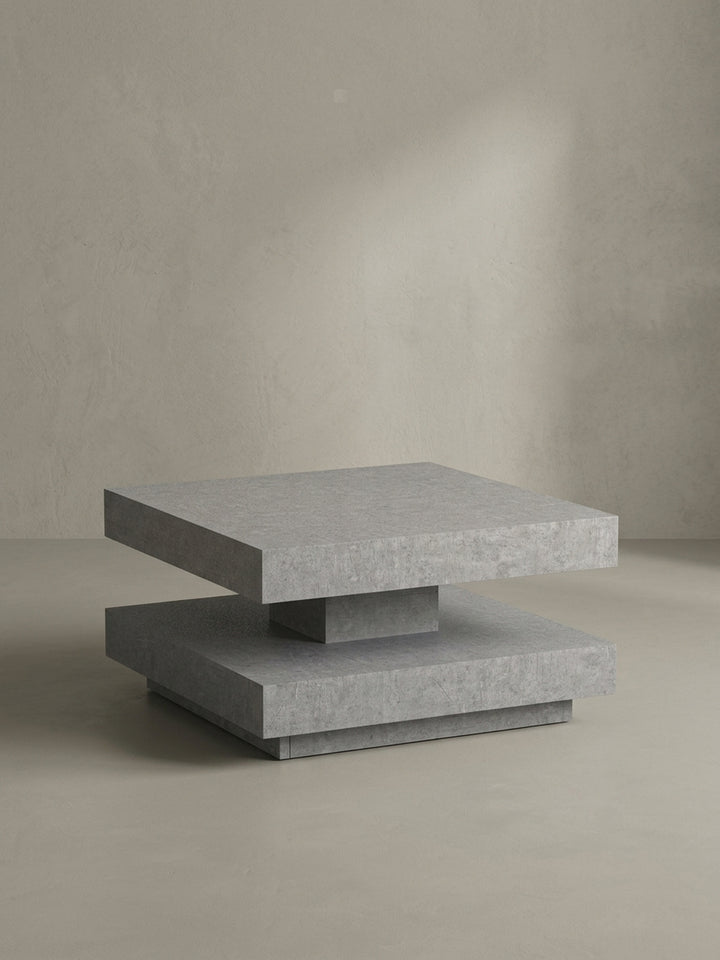 Seitenprofil des Loungetisches in Beton-Optik, das die exakte Höhe von 34 cm und den Abstand zwischen den beiden Platten zeigt._
