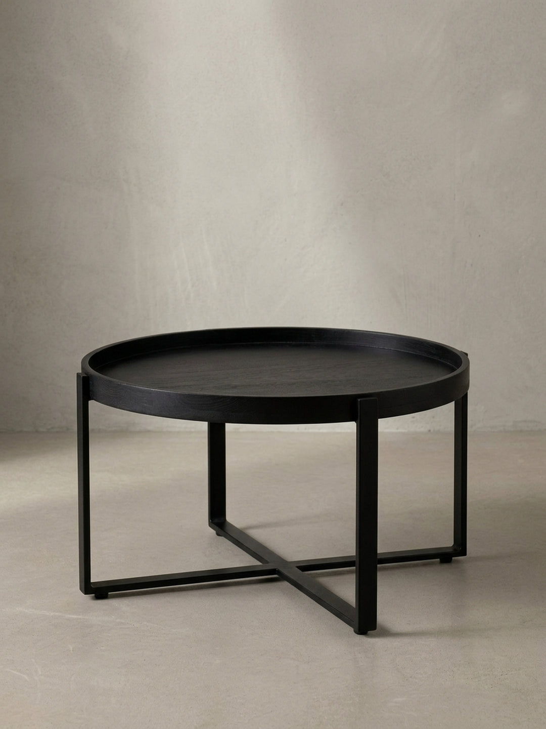 Detailaufnahme des Übergangs vom schlanken Metallbein zum Rahmen der Tablett-Tischplatte, die die präzise Verarbeitung unterstreicht._