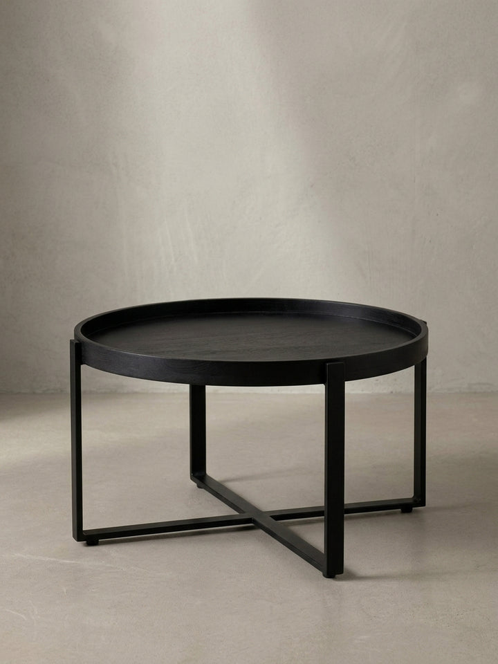 Detailaufnahme des Übergangs vom schlanken Metallbein zum Rahmen der Tablett-Tischplatte, die die präzise Verarbeitung unterstreicht._