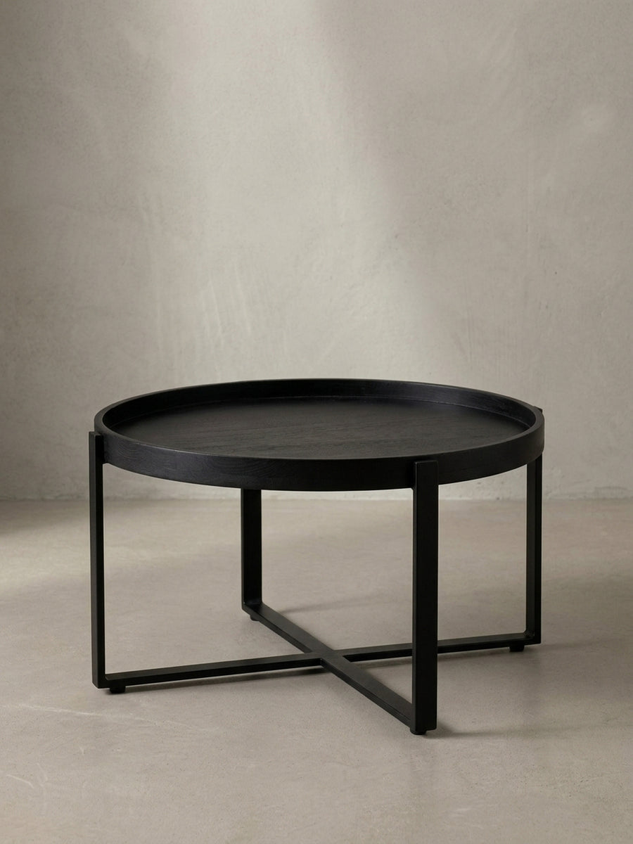 Detailaufnahme des Übergangs vom schlanken Metallbein zum Rahmen der Tablett-Tischplatte, die die präzise Verarbeitung unterstreicht._