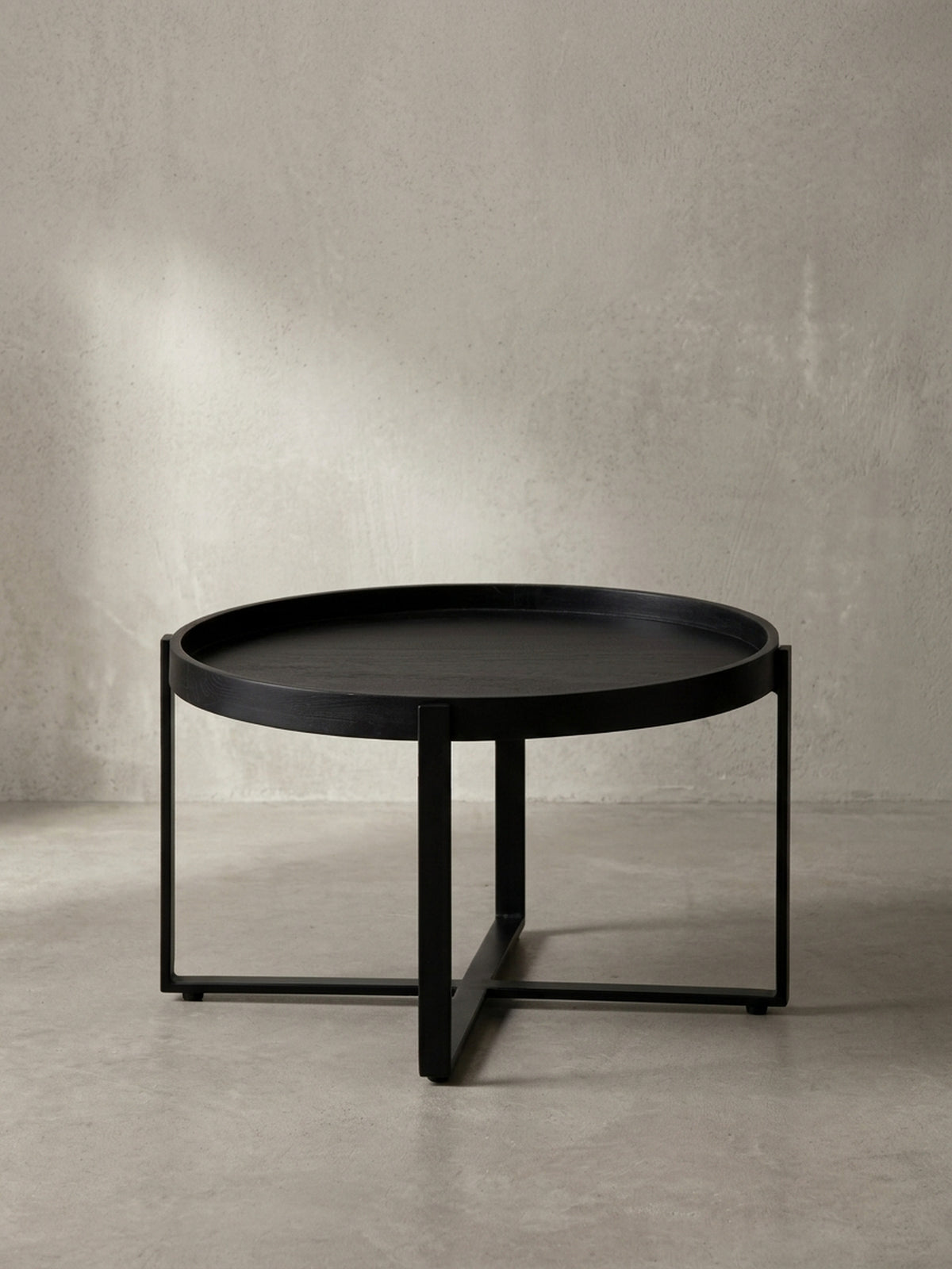 Seitenansicht des Design-Couchtisches, die seine niedrige Höhe von 35 cm und die schlanke Silhouette des schwarzen Eisengestells betont.