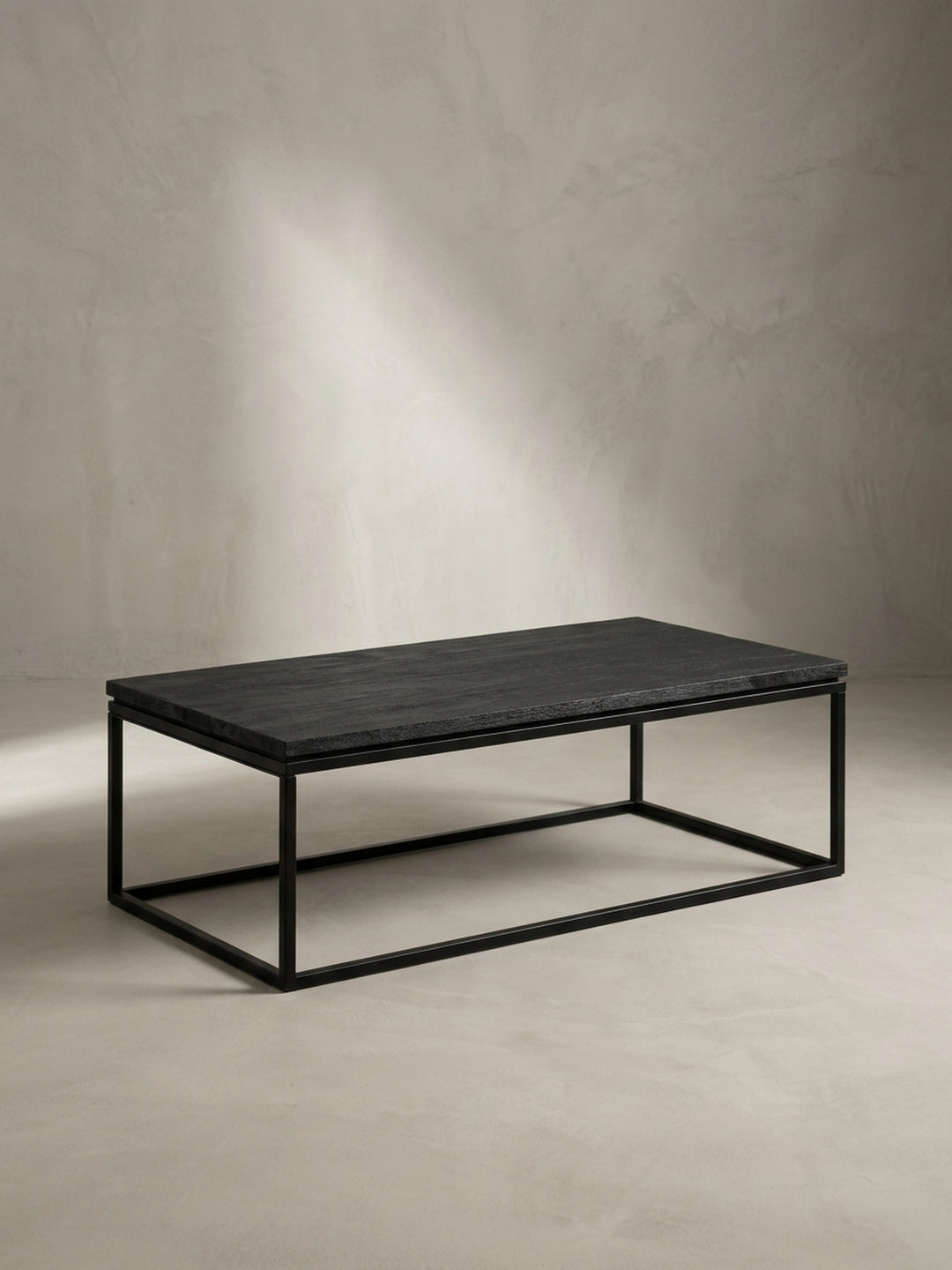 Seitenansicht des 40 cm hohen Kaffeetisches, der die schlanke Silhouette und die Proportionen der massiven Holzplatte zum Gestell zeigt._