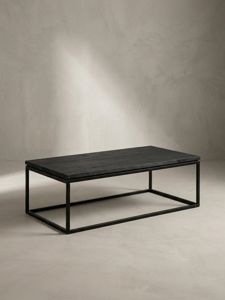 Seitenansicht des 40 cm hohen Kaffeetisches, der die schlanke Silhouette und die Proportionen der massiven Holzplatte zum Gestell zeigt._