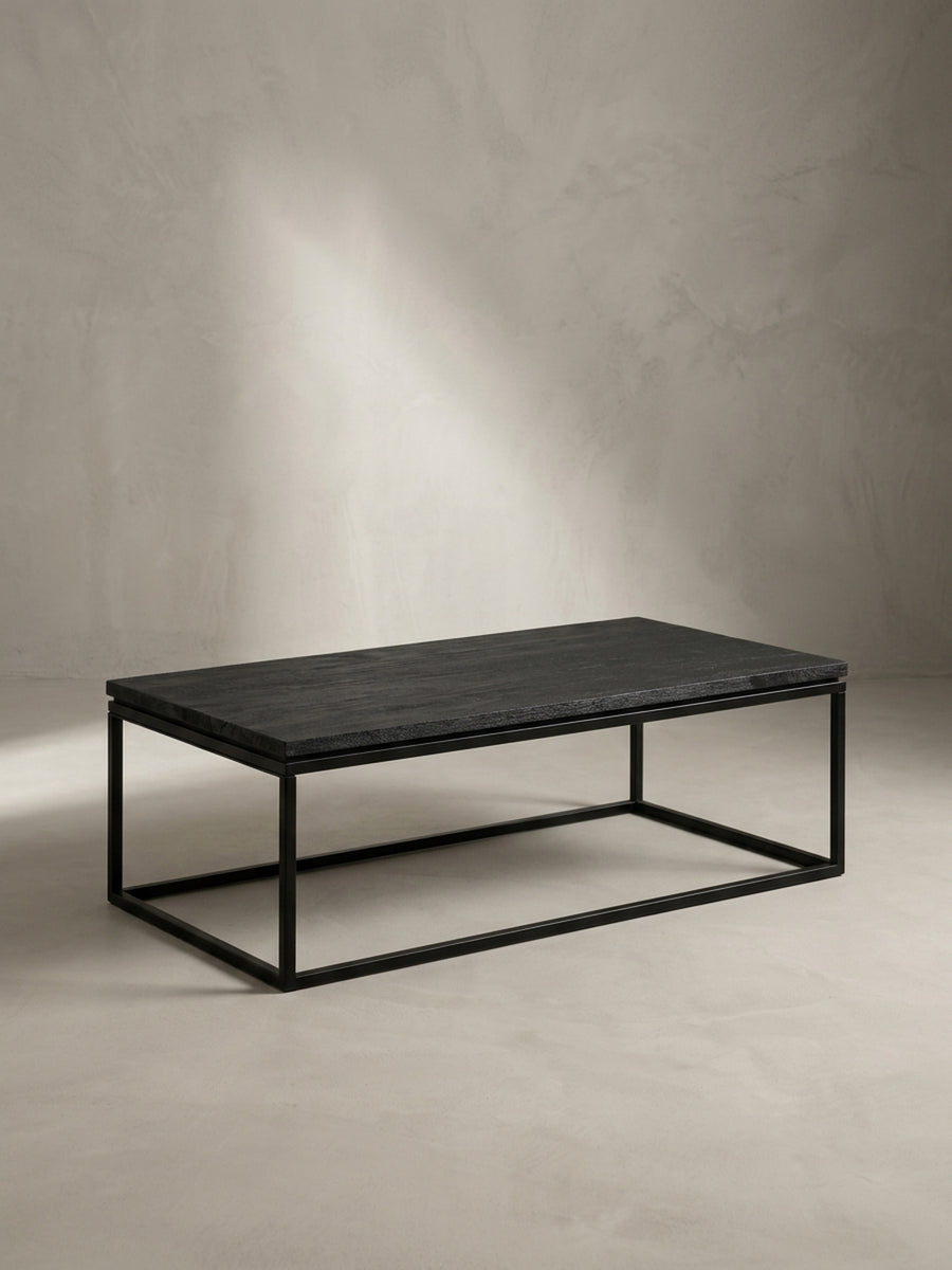 Seitenansicht des 40 cm hohen Kaffeetisches, der die schlanke Silhouette und die Proportionen der massiven Holzplatte zum Gestell zeigt._