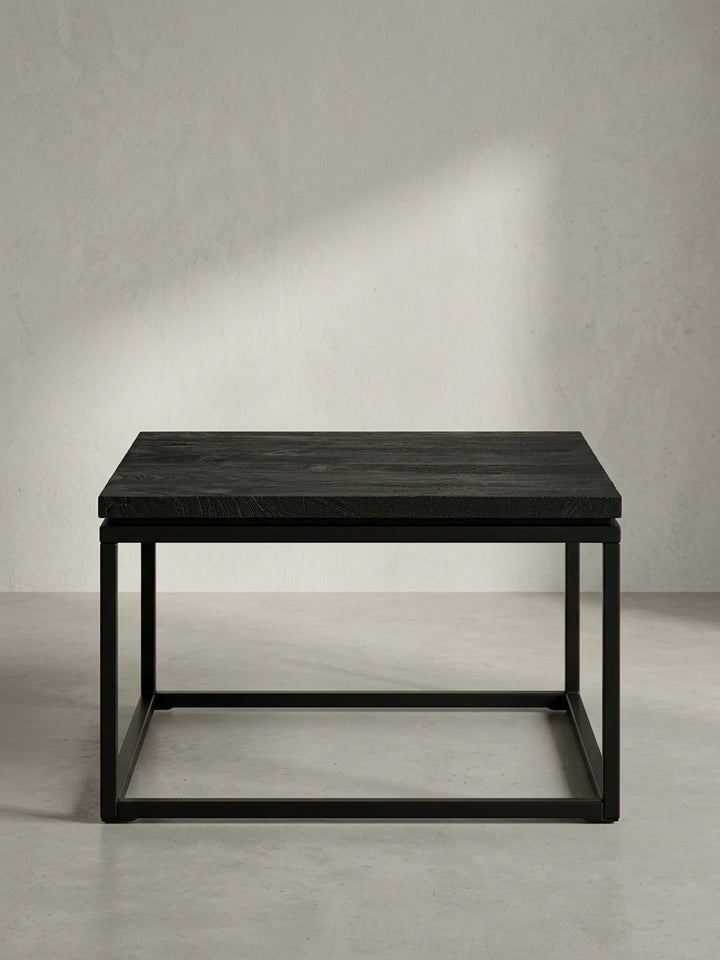 Seitenansicht des niedrigen Sofatisches, der die Proportionen mit 35 cm Höhe und das Zusammenspiel von massiver Holzplatte und offenem Metallrahmen zeigt._