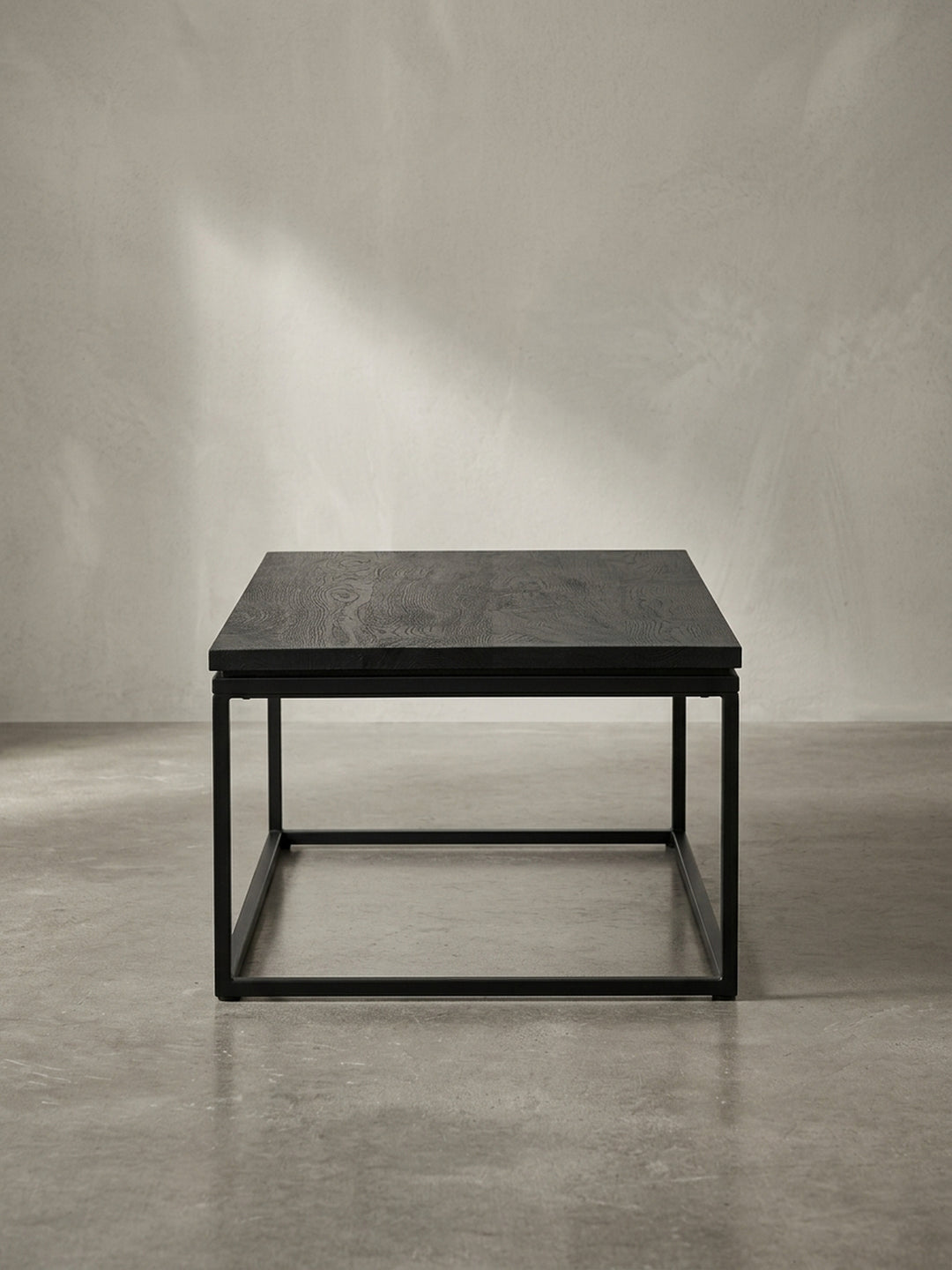 Gesamtüberblick des rechteckigen Couchtisches, der das moderne Zusammenspiel von natürlicher Holzmaserung und industriellem Metalldesign darstellt._