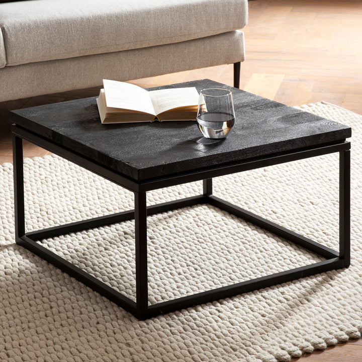 Couchtisch aus Mango Massivholz und Metall, Quadratisch, Natürliche Holzmaserung, Moderner Stil