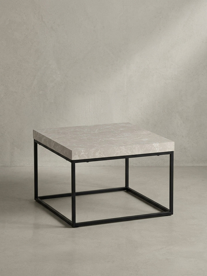 Eleganter Couchtisch mit sandfarbener Platte und filigranem schwarzem Metallgestell, freigestellt vor neutralem Hintergrund aus der Frontalansicht._