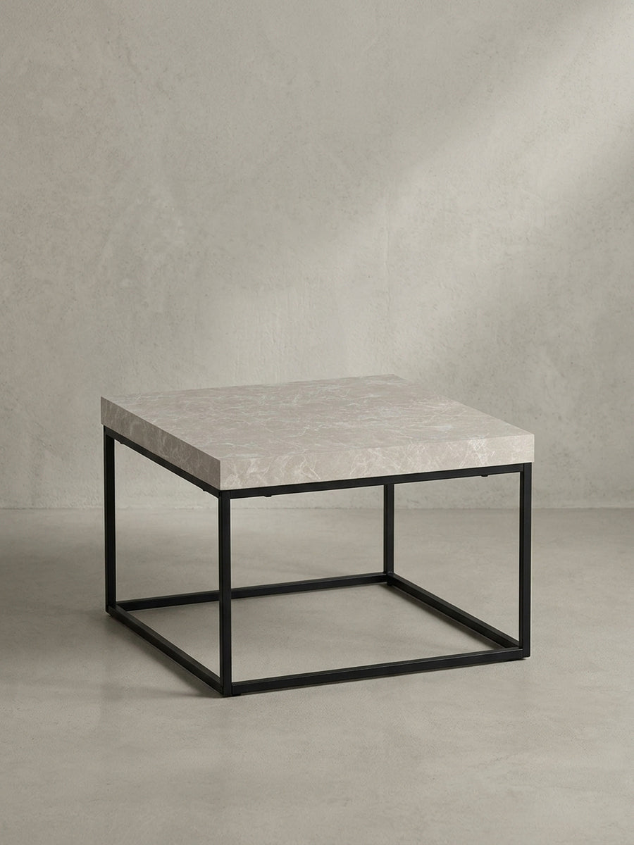 Eleganter Couchtisch mit sandfarbener Platte und filigranem schwarzem Metallgestell, freigestellt vor neutralem Hintergrund aus der Frontalansicht._