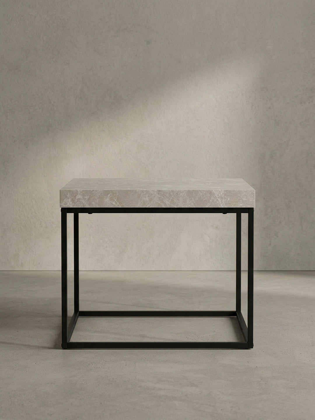 Gesamtansicht des kleinen Wohnzimmertisches in Stein-Optik, der durch sein klares, geometrisches Design und den Materialmix besticht._