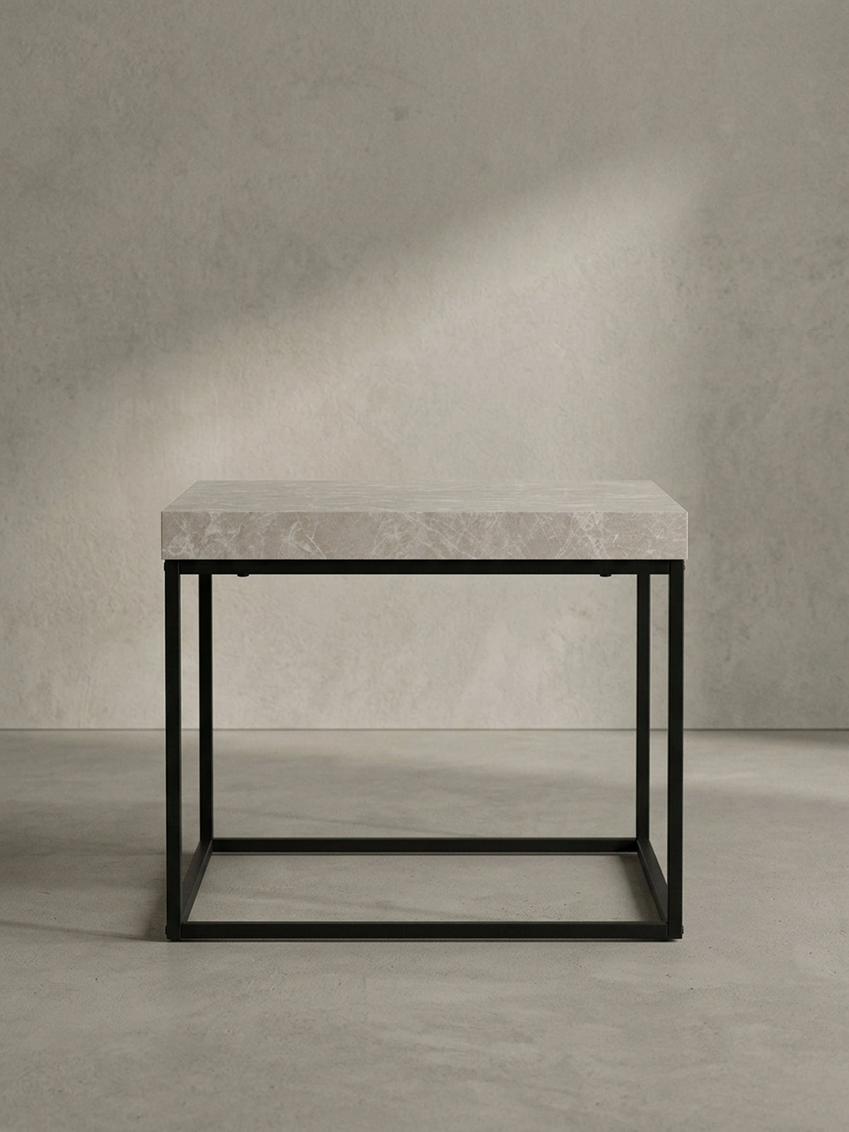 Gesamtansicht des kleinen Wohnzimmertisches in Stein-Optik, der durch sein klares, geometrisches Design und den Materialmix besticht._