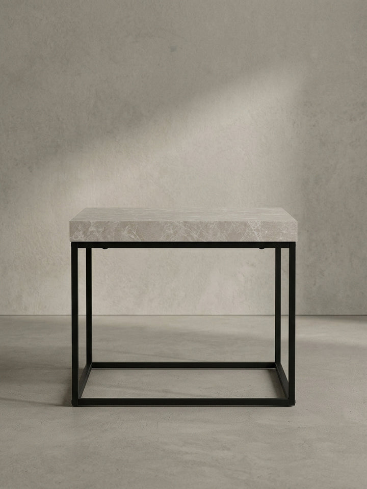 Gesamtansicht des kleinen Wohnzimmertisches in Stein-Optik, der durch sein klares, geometrisches Design und den Materialmix besticht._