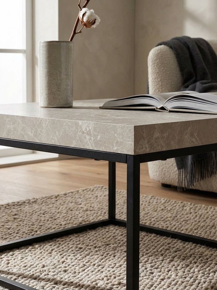 Detailaufnahme der sandfarbenen Tischplatte in Stein-Optik, die feine, naturgetreue Marmorierung und die matte Oberfläche des Loungetisches zeigt._