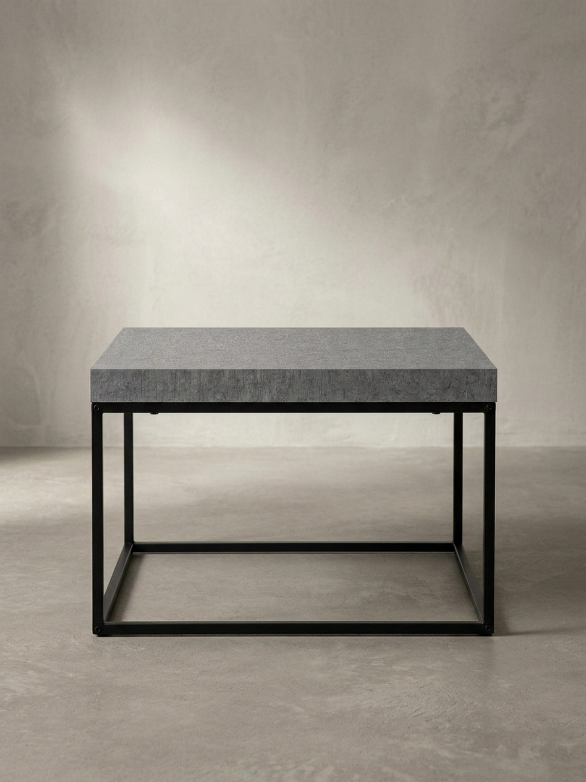 Design-Wohnzimmertisch in quadratischer Form aus der Dreiviertel-Ansicht, die das Zusammenspiel der dicken Tischplatte und des filigranen Metallgestells betont._