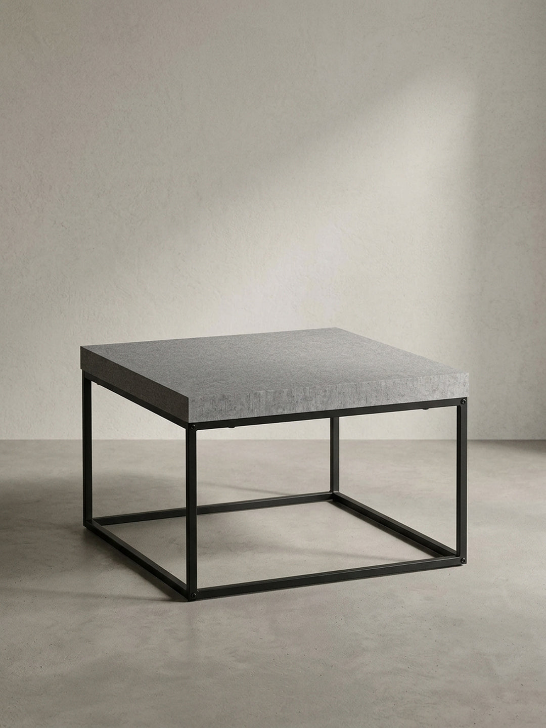 Der quadratische Couchtisch mit Metallbeinen als zentrales Element für ein modernes und industriell inspiriertes Wohnambiente._