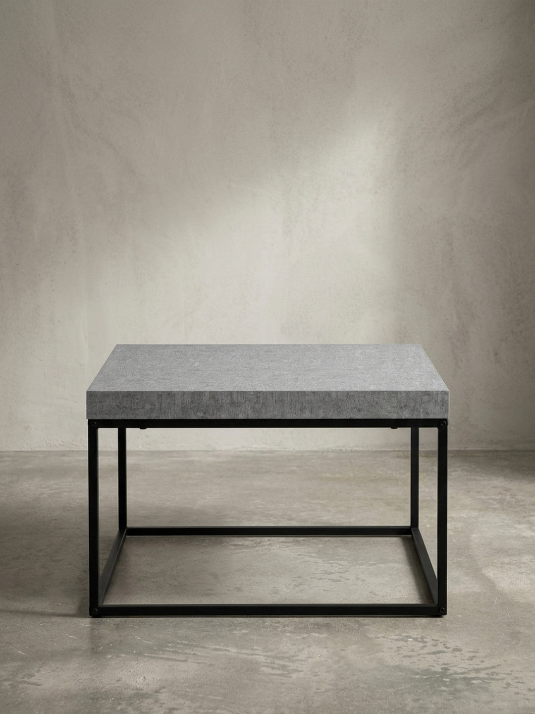 Seitenansicht des modernen Sofatischs, die die exakte Höhe von 38 cm und die schlanke Silhouette des schwarzen Metallrahmens hervorhebt._