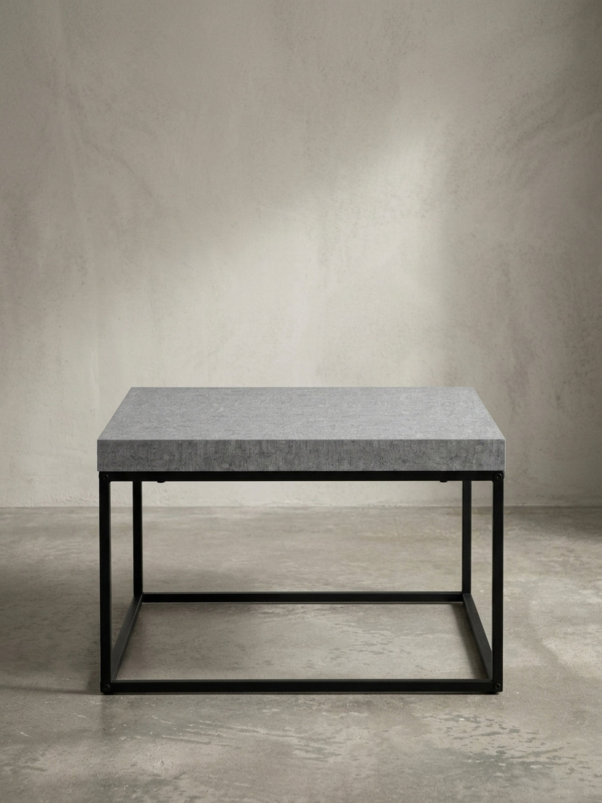 Seitenansicht des modernen Sofatischs, die die exakte Höhe von 38 cm und die schlanke Silhouette des schwarzen Metallrahmens hervorhebt.