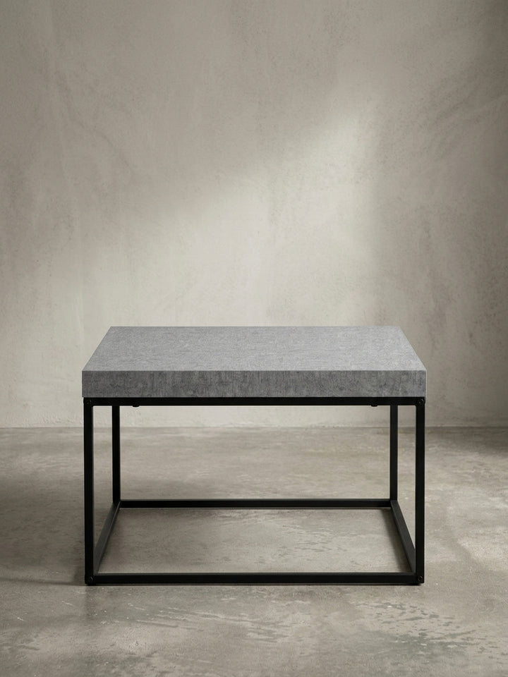 Seitenansicht des modernen Sofatischs, die die exakte Höhe von 38 cm und die schlanke Silhouette des schwarzen Metallrahmens hervorhebt._