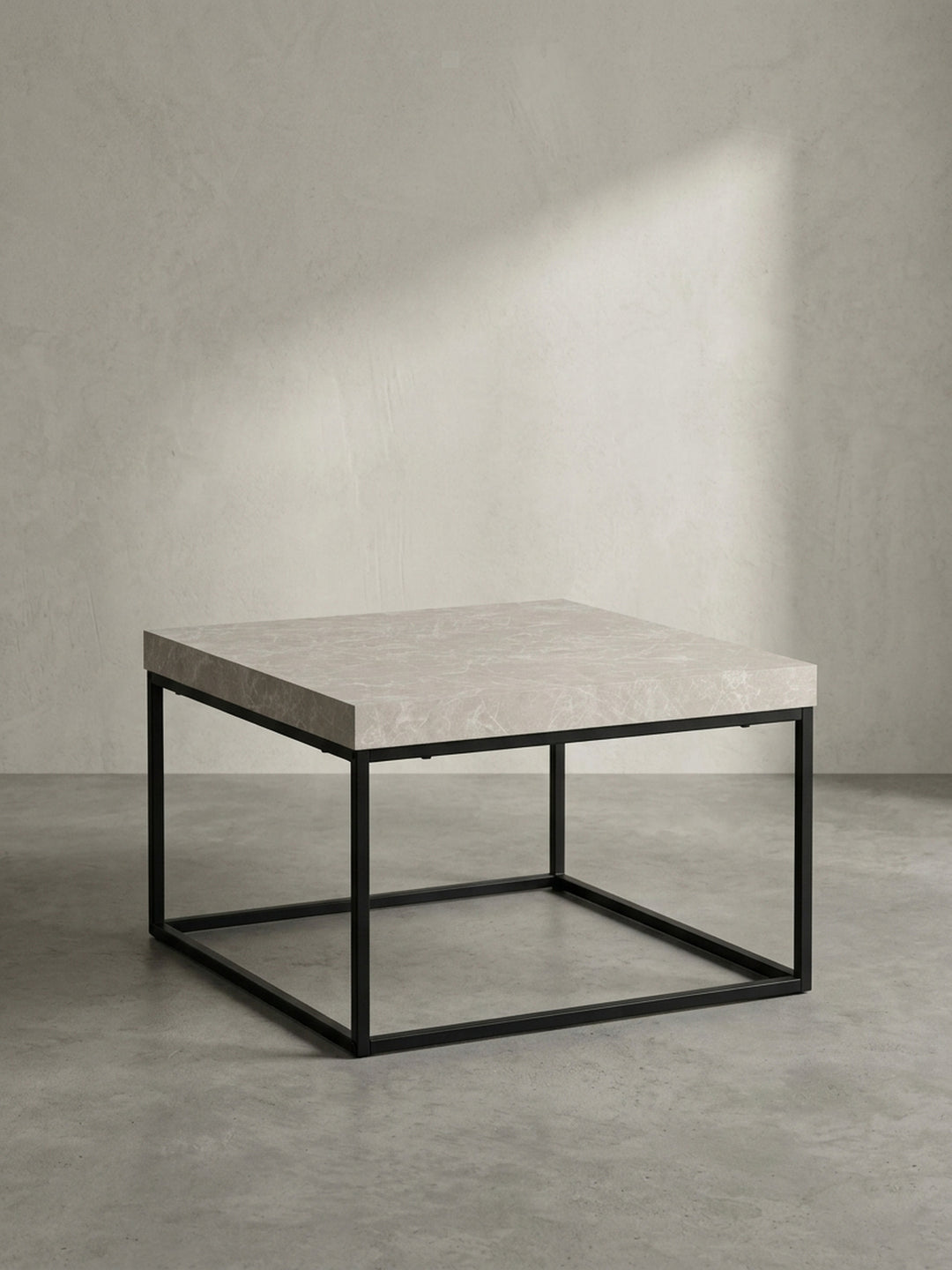 Seitenansicht des modernen Kaffeetisches, die das minimalistische, kubische Gestell aus schwarzem Metall und die schwebende Wirkung der Platte zeigt._