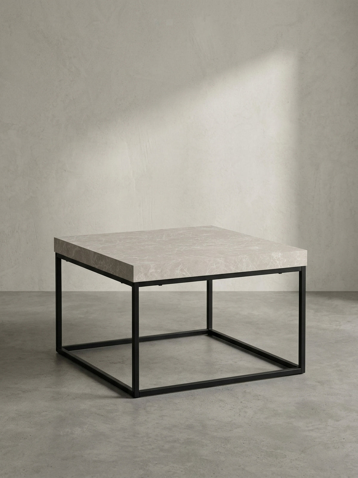 Seitenansicht des modernen Kaffeetisches, die das minimalistische, kubische Gestell aus schwarzem Metall und die schwebende Wirkung der Platte zeigt._