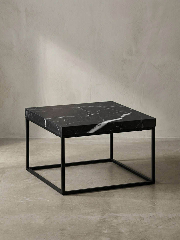 Quadratischer Couchtisch in dunklem Marmor-Design 60x60 cm mit einem geradlinigen schwarzen Eisengestell freigestellt vor weißem Hintergrund._