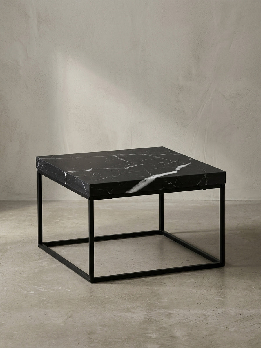 Quadratischer Couchtisch in dunklem Marmor-Design 60x60 cm mit einem geradlinigen schwarzen Eisengestell freigestellt vor weißem Hintergrund._