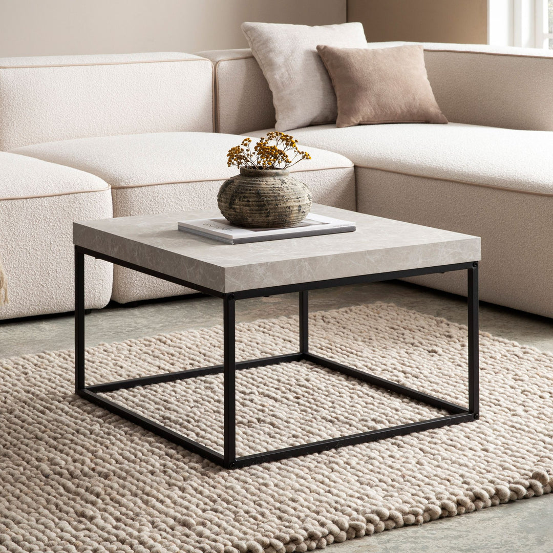Couchtisch in Stein-Optik mit Metallbeinen im modernen Design