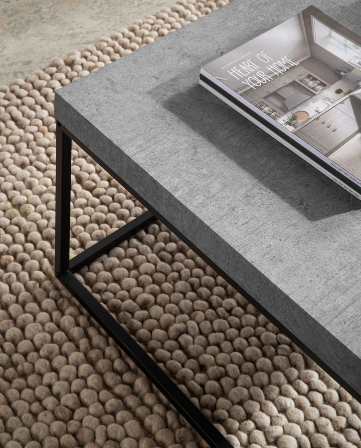 Couchtisch in Stein-Optik mit Metallbeinen im modernen Design