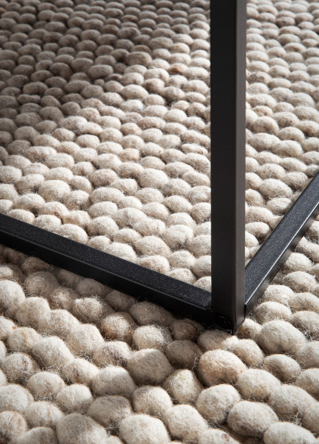 Couchtisch in Stein-Optik mit Metallbeinen im modernen Design