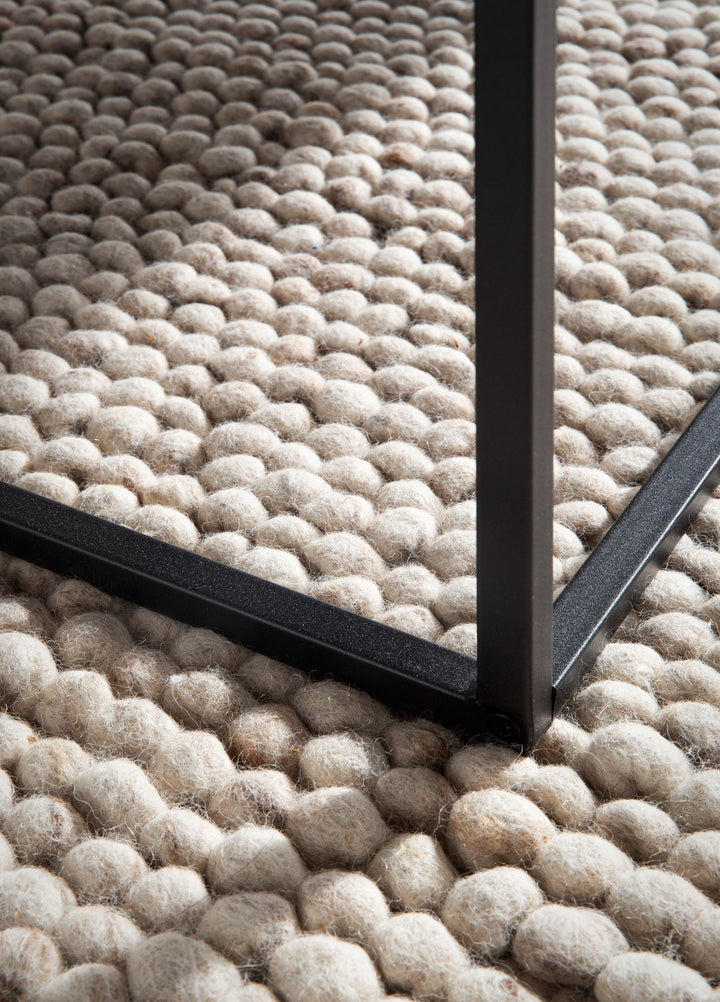 Couchtisch in Stein-Optik mit Metallbeinen im modernen Design