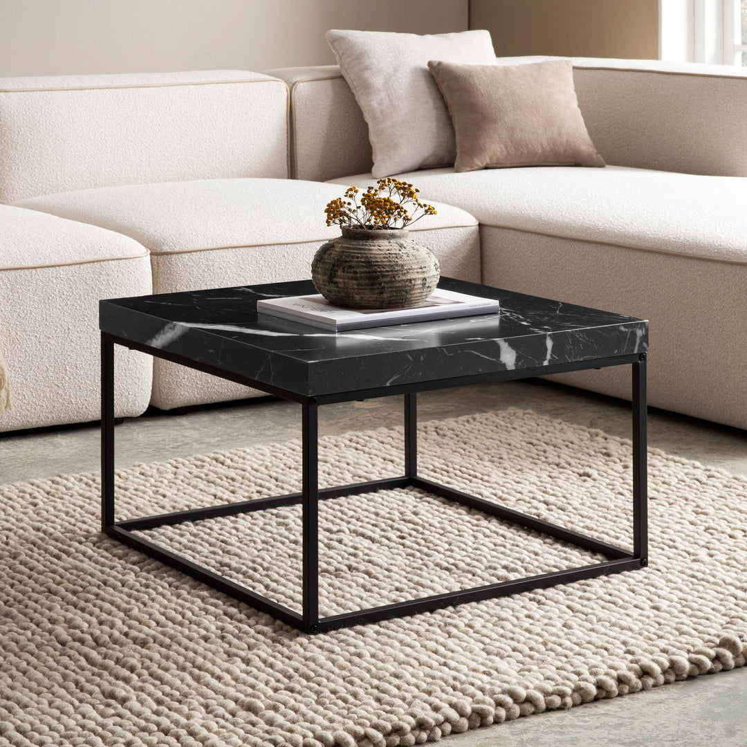 Couchtisch in Stein-Optik mit Metallbeinen im modernen Design